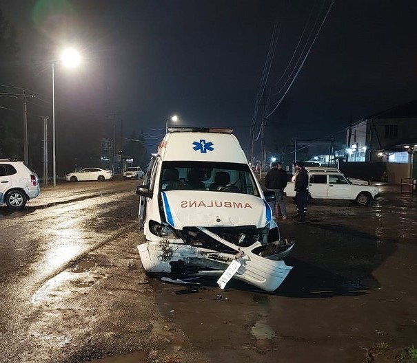 Lənkəranda təcili yardım avtomobili qəzaya düşüb: 3 yaralı